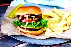 1 burger Gouda Bacon Cheeseburger