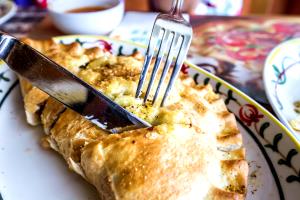 1 calzone (364 g) Cheese Calzone