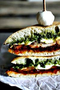 1 container (227 g) 1/2 Chicken with Sundried Tomato Pesto Sandwich & Salad
