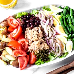 1 container (269 g) California Style Nicoise Salad with Dressing