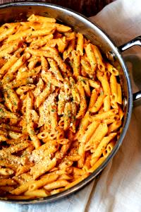 1 container (340 g) Penne in Creamy Tomato Sauce