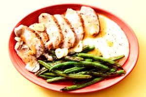 1 container (400 g) Pork Tenderloin with Smoked Cheddar Grits