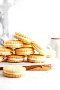 1 cookie (23 g) Maple Leaf Cream Cookies