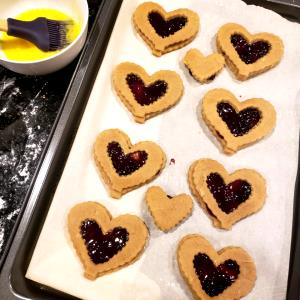 1 cookie (25 g) Raspberry Hearts