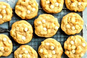 1 cookie (26 g) White Chocolate Macadamia