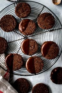 1 cookie (29 g) Soft Gingerbread Cookies Chocolate Covered