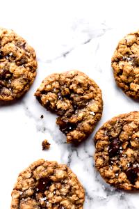 1 cookie (30 g) Oatmeal Dark Chocolate Soft Baked Cookies