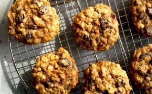1 cookie (35 g) Oatmeal Raisin Cookies