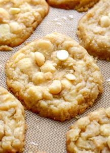 1 cookie (37 g) White Chocolate Macadamia Cookie