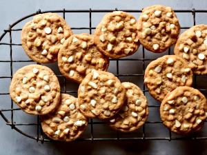 1 cookie (61 g) White Chocolate Chunk Macadamia Nut Cookie