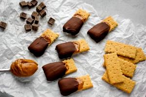 1 Cracker (2-1/2" X 2" X 1/4") Chocolate Covered Graham Crackers