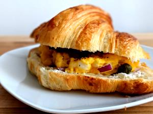 1 croissant (106 g) Bacon, Egg & Cheese Croissant