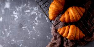 1 croissant (106 g) Sweet Cheese Croissant