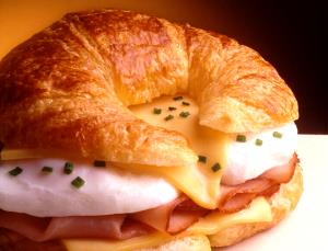 1 croissant (170 g) Ham, Egg & Cheese Croissant