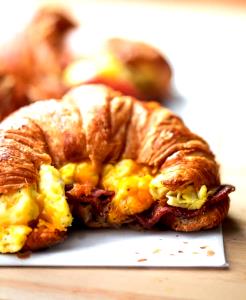 1 croissant (172 g) Croissant with Egg, Bacon & Cheese