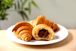 1 croissant (34 g) Mini Chocolate Croissant