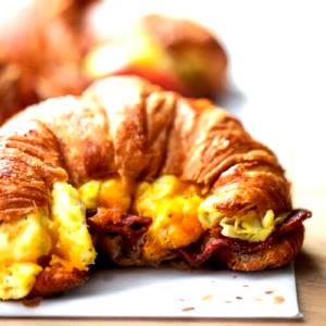 1 croissant Croissant with Cheese, Bacon & Egg