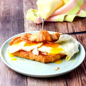 1 Croissant Egg, Cheese & Ham Croissant