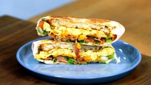 1 crunchwrap (235 g) Breakfast Crunchwrap - California