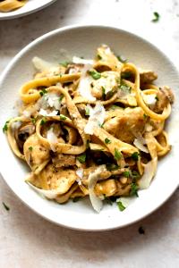 1 cup (110 g) Chicken Marsala Tagliatelle