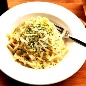 1 cup (140 g) Fettuccine Alfredo