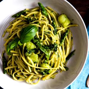 1 cup (140 g) Linguine with Pesto & Tomatoes