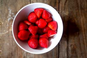 1 cup (140 g) Strawberries, Peaches & Bananas