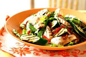 1 Cup (145.3 G) Vegetable Salad with Chicken