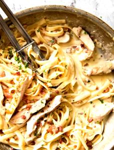 1 cup (200 g) Pasta Alfredo with White Chicken and Bacon