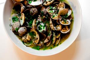 1 Cup (8 Large Clams, 12 Medium Clams, 15 Small Clams) Cooked Clams