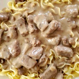 1 Cup Beef and Noodles with Cream or White Sauce (Mixture)