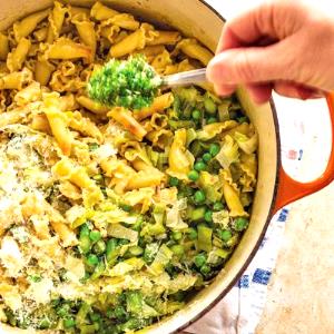 1 cup cooked (155 g) Complements Pasta with Spring Vegetables