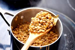 1 Cup, Dry, Yield After Cooking Cooked Dry or Black, Brown or Bayo Beans (Fat Not Added in Cooking)