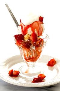 1 Cup Ice Cream Sundae with Fruit Topping (with Whipped Cream)