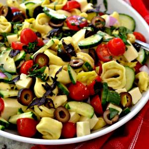 1 Cup Meatless Cheese Filled Tortellini with Vegetables and Vinaigrette Dressing
