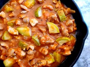 1 Cup Mexican Style Pork Stew, with Potatoes in Tomato-Based Sauce (Mixture) (Cerdo Guisado Con Papas)