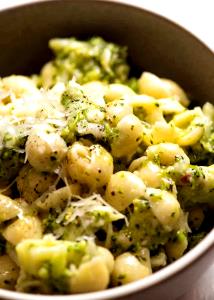 1 cup prepared (219 g) Pasta, Broccoli & Alfredo Sauce