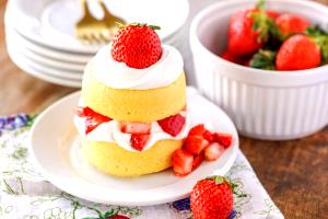 1 Cup Shortcake Sponge with Whipped Cream and Fruit