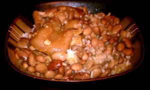1 Cup, With Bone (yield After Bone Removed) Puerto Rican Style Stewed White Beans with Pig