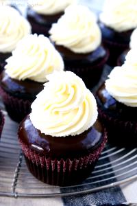 1 cupcake (125 g) Tuxedo Cupcake