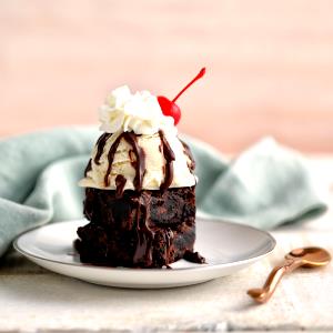 1 dessert (16 oz) Double Hot Fudge Brownie Sundae