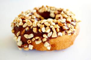 1 donut (81 g) Chocolate Cake Donut - Chocolate Iced with Peanuts