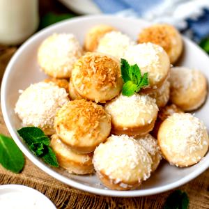 1 donut hole (90 g) Donut Holes with Coconut Topping