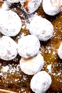 1 donut hole (90 g) Donut Holes with Donut Sugar