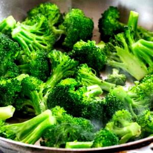 1 Floweret Cooked Broccoli (from Fresh, Fat Not Added in Cooking)