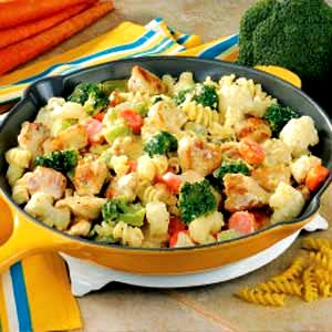 1 Garden Gourmet Fettuccine Primavera (9.5 Oz) Cooked Vegetable and Pasta Combinations with Cream or Cheese Sauce (Broccoli, Pasta, Carrots, Corn, Zucchini, Peppers, Cauliflower and Peas)