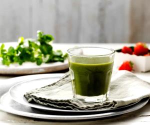 1 Glass Arugula And Strawberry Smoothie