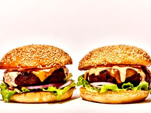 1 Hamburger Hamburger with 2-1/2 Oz Meat, Mayonnaise or Salad Dressing and Tomatoes on Bun