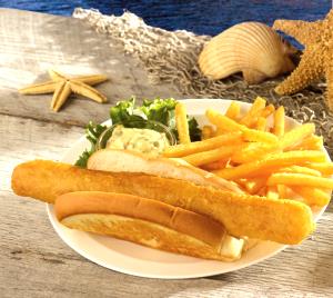 1 hot dog (143 g) Sea Dog