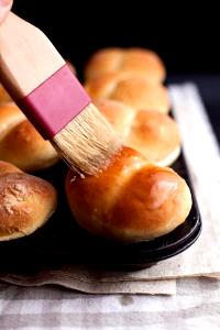 1 Large (3-1/2" Dia) Roll (Home Recipe or Bakery)